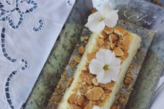 Δροσερό γλυκό με ζελέ και γιαούρτι