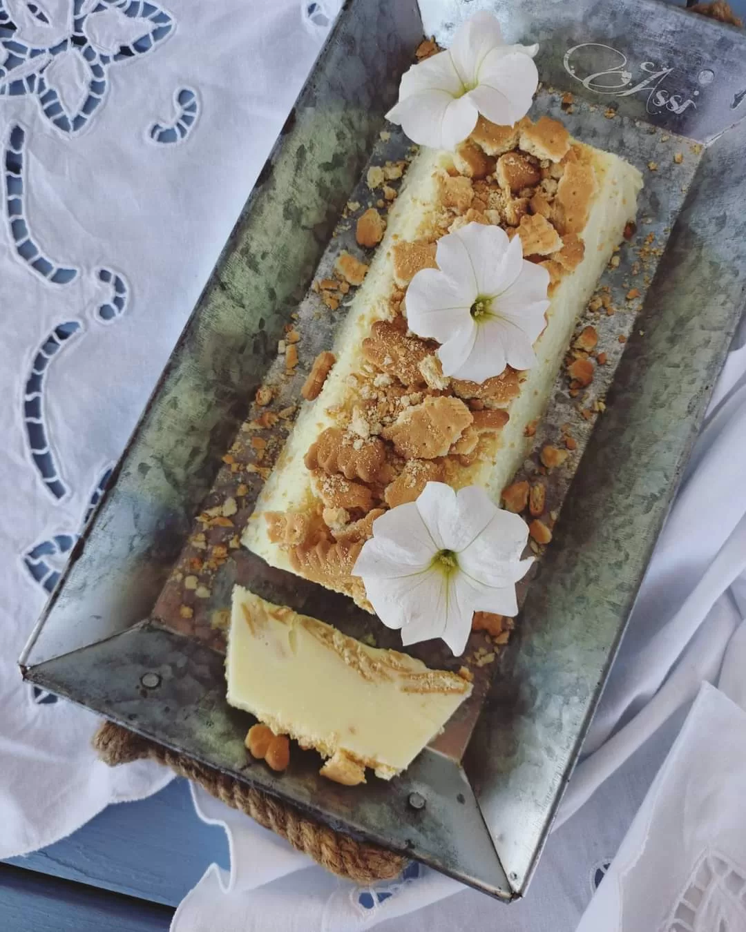 Δροσερό γλυκό με ζελέ και γιαούρτι